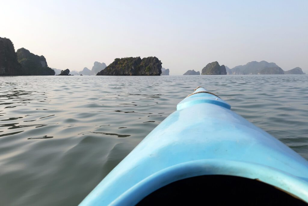 Kayakken tijdens onze cruise in Ha Long Bay