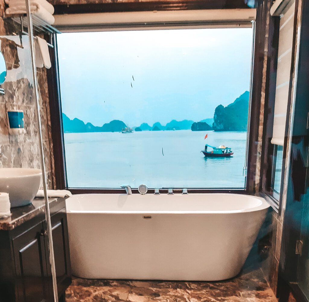 Badkamer uitzicht Ha Long Bay